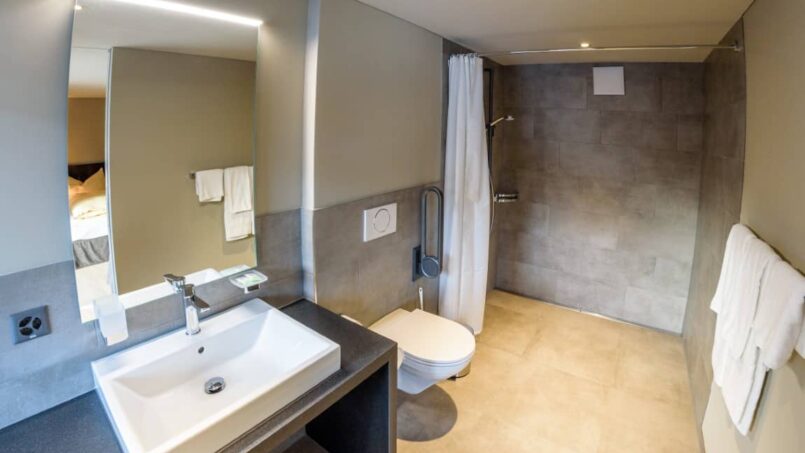 Gruppenunterkunft CVJM Zentrum Hasliberg Ferienhotel Engelhorn Badezimmer mit Waschbecken, Toilette, Dusche