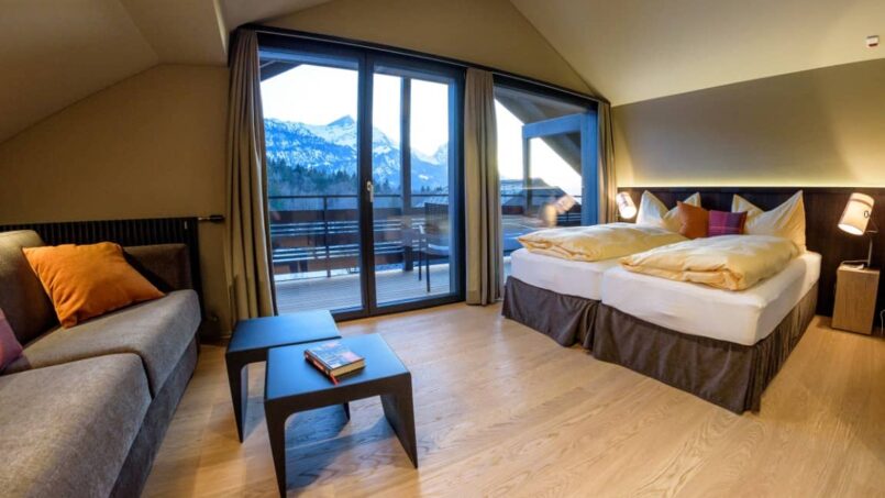 Zweibettzimmer im Gruppenunterkunft CVJM Zentrum Hasliberg Ferienhotel Engelhorn mit Balkon und Bergblick