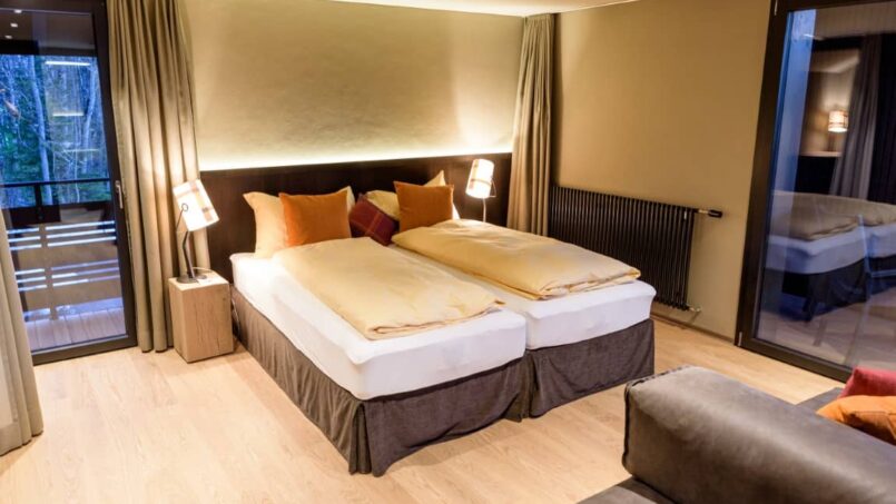 Gruppenunterkunft CVJM Zentrum Hasliberg Ferienhotel Engelhorn Hotelzimmer mit zwei Betten und Couch