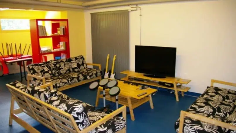 Gruppenunterkunft Colonie de Ravoire - Wohnzimmer mit Couch und Fernseher im Camp Plein Soleil, Ravoire