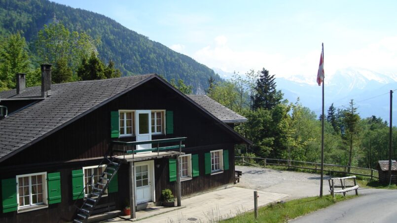 Gruppenunterkunft Ferienlagerhaus Obergschwend in Gersau - schwarzes Haus mit grünen Fensterläden