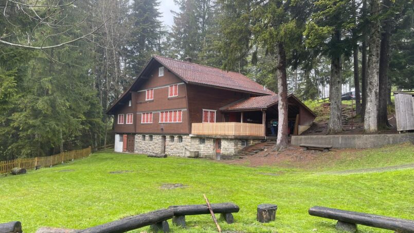 Gruppenunterkunft Ferienheim Osteregg Urnäsch Holzhaus im Waldgebiet