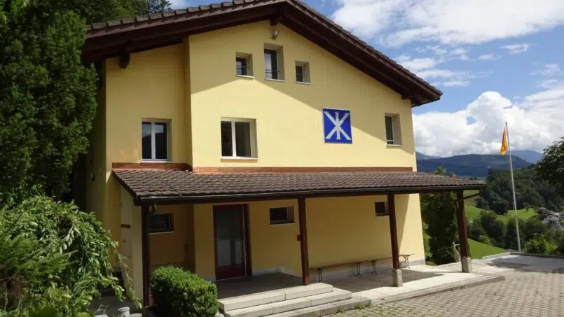 Gruppenunterkunft Jugend- und Ferienheim Dormen in Horw - gelbes Haus mit blauer Fahne