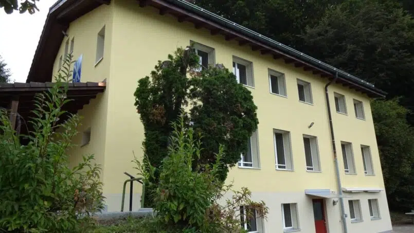 Gruppenunterkunft Jugend- und Ferienheim Dormen Horw - gelbes Gebäude mit roter Tür