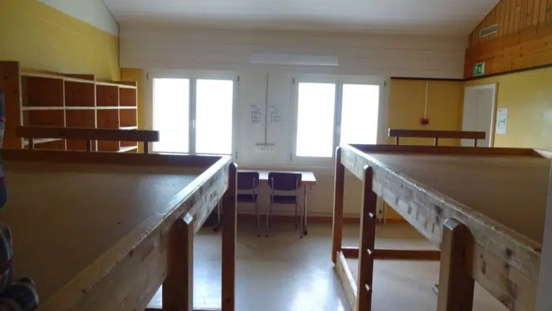 Gruppenunterkunft Jugend- und Ferienheim Dormen Horw - Zimmer mit Etagenbetten und Schreibtisch