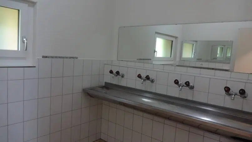 Gruppenunterkunft Jugend- und Ferienheim Dormen Horw Badezimmer mit zwei Waschbecken und Spiegel