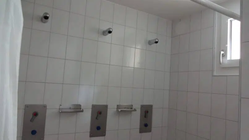 Gruppenunterkunft Jugend- und Ferienheim Dormen Horw - Weisses Badezimmer mit zwei Duschköpfen