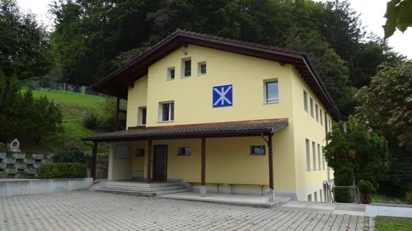 Gruppenunterkunft Jugend- und Ferienheim Dormen Horw - gelbes Haus mit blauem Schild