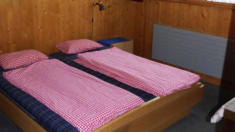 Gruppenunterkunft Jugendhaus Ramsern Beatenberg - Bett in Holzzimmer