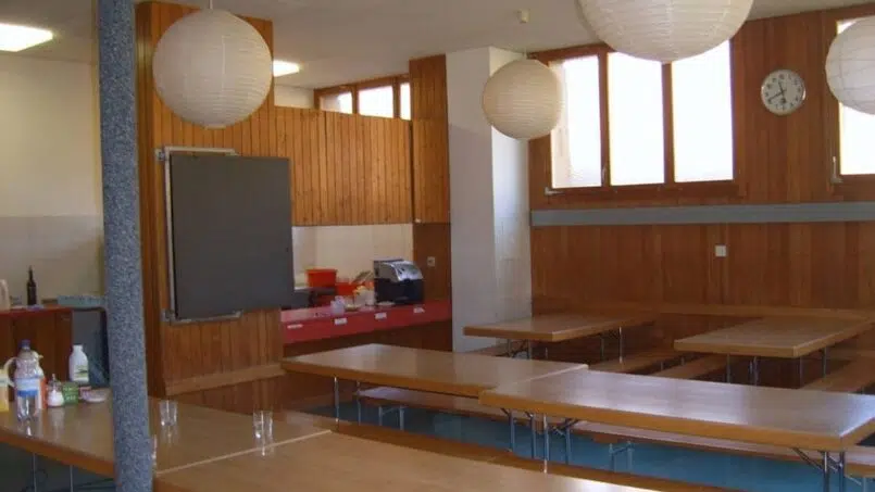 Gruppenunterkunft Jugendhaus Ramsern Beatenberg Holzwand im Raum