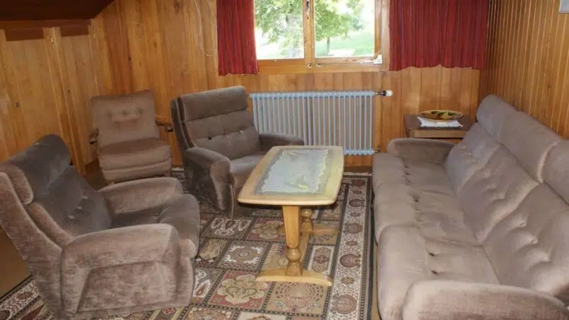 Gruppenunterkunft Jugendhaus Ramsern Beatenberg - Wohnzimmer mit Couches und Tisch