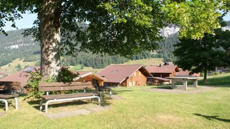 Gruppenunterkunft Jugendhaus Ramsern Beatenberg - Holzbank vor Bergpanorama