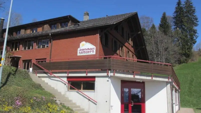 Gruppenunterkunft-Jugendhaus-Ramsern-rotes-Gebäude-in-Beatenberg