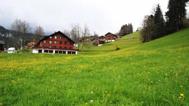 Gruppenunterkunft Jugendhaus Ramsern in Beatenberg auf grüner Hügel mit Häusern