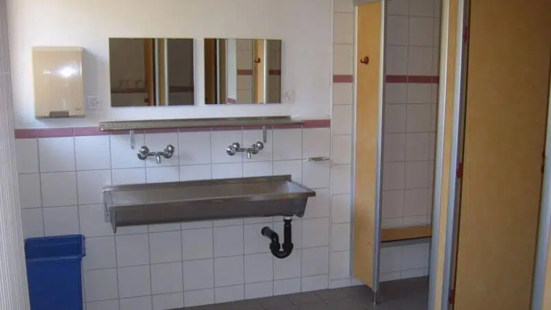 Waschbecken im Badezimmer der Gruppenunterkunft Jugendhaus Ramsern in Beatenberg
