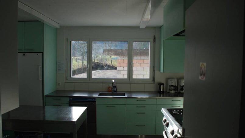 Gruppenhaus Pfadiheim Stempelfeld Elgg Küche mit grünen Schränken und Spüle