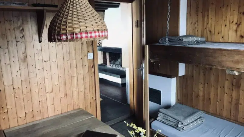 Gruppenhaus Pfadiheim Parmort in Madris-Vermol - kleines Zimmer mit Etagenbetten und Tisch