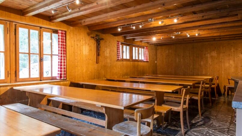 Gruppenhaus Bad Brunnital Unterschächen - Holz-Esszimmer mit Tischen und Bänken