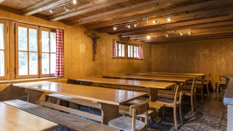 Gruppenhaus Bad Brunnital Unterschächen - Holz-Esszimmer mit Tischen und Bänken
