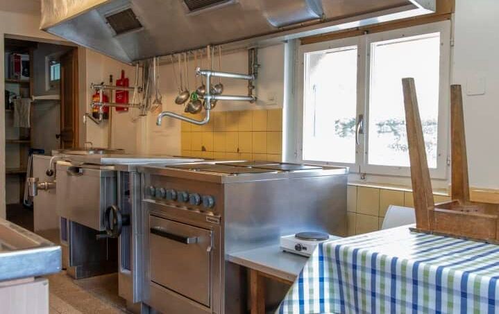 Gruppenhaus-Bad-Brunnital-Unterschächen-Küche-mit-gefliestem-Boden