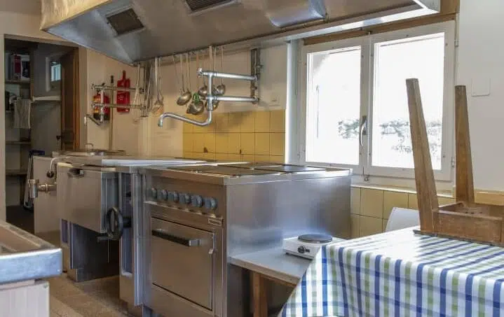 Gruppenhaus-Bad-Brunnital-Unterschächen-Küche-mit-gefliestem-Boden