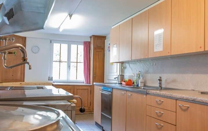 Gruppenhaus Bad Brunnital Unterschächen Küche mit Edelstahlgeräten und Holzschränken
