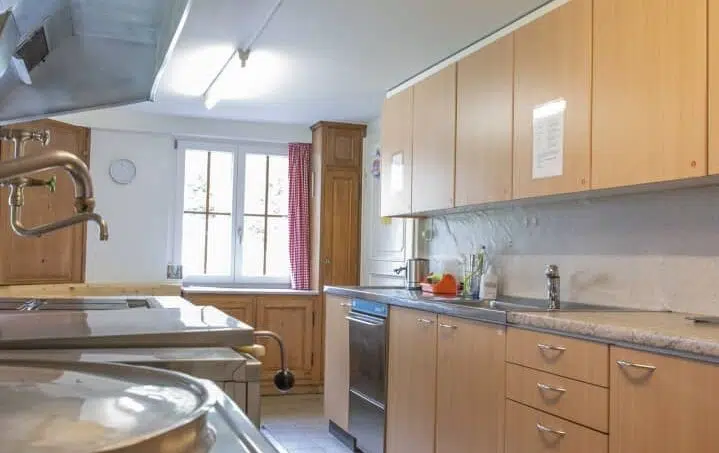 Gruppenhaus Bad Brunnital Unterschächen Küche mit Edelstahlgeräten und Holzschränken