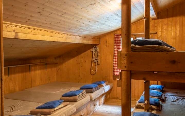Gruppenhaus Bad Brunnital Unterschächen Zimmer mit Stockbetten und Holzboden