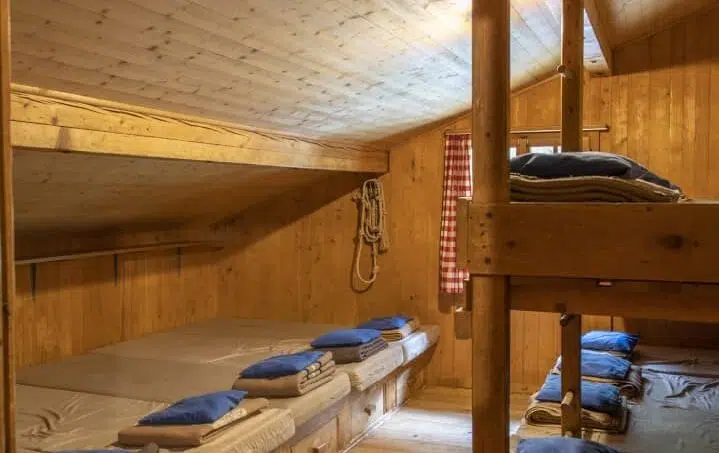 Gruppenhaus Bad Brunnital Unterschächen Zimmer mit Stockbetten und Holzboden