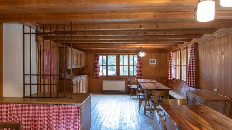 Gruppenhaus Bad Brunnital Unterschächen Holz-Esszimmer mit Tisch und Stühlen
