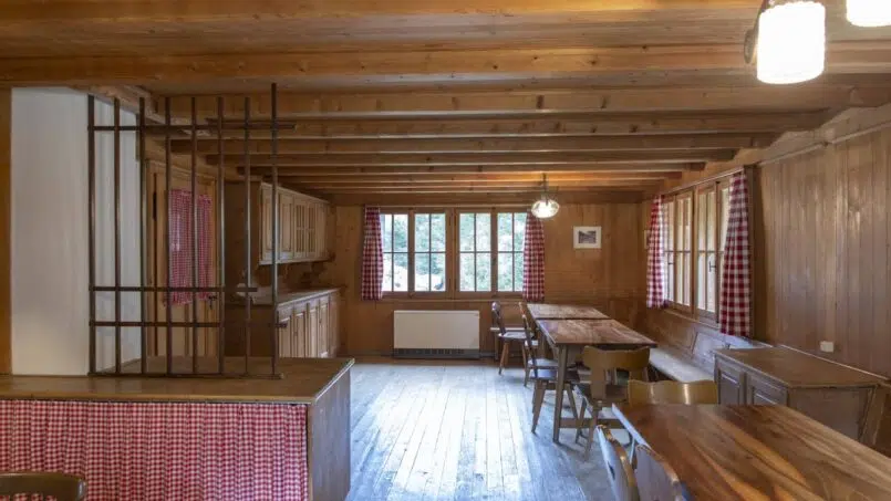 Gruppenhaus Bad Brunnital Unterschächen Holz-Esszimmer mit Tisch und Stühlen