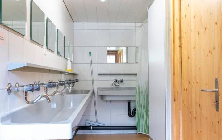 Gruppenhaus Bad Brunnital Unterschächen Badezimmer mit zwei Waschbecken