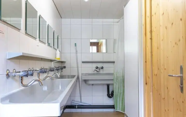 Gruppenhaus Bad Brunnital Unterschächen Badezimmer mit zwei Waschbecken