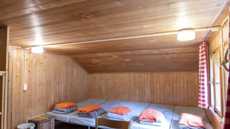 Gruppenhaus Bad Brunnital Unterschächen Zimmer mit Etagenbetten und Holzwand