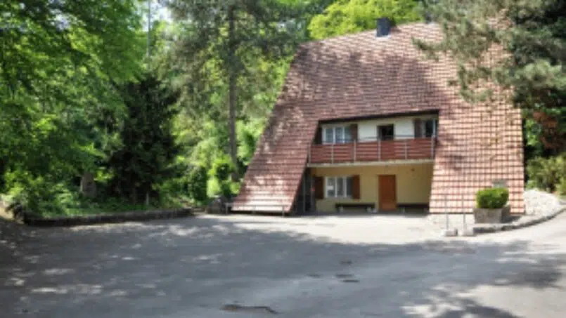 Gruppenhaus Pfadiheim Rothburg in Aarburg umgeben von einem Waldgebiet