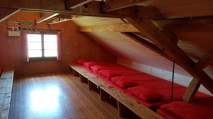 Gruppenhaus Waldhaus Ischlag Menziken Zimmer mit Bett und Fenster