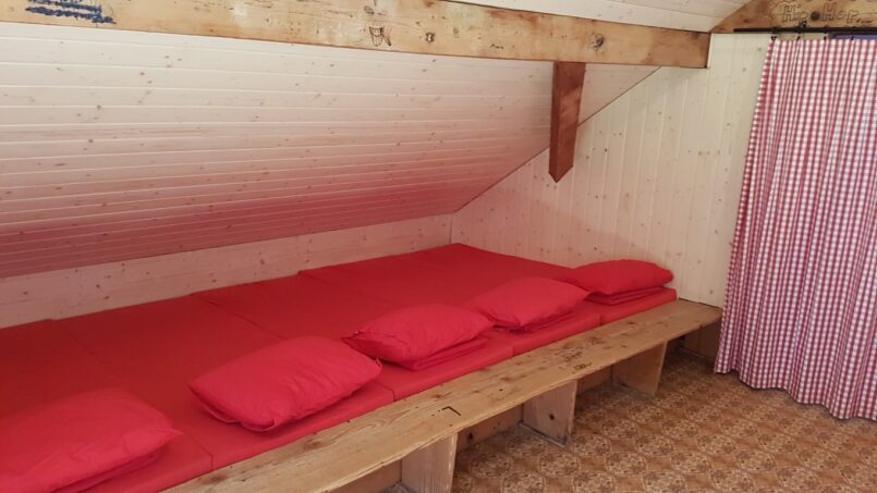 Kleines Schlafzimmer im Gruppenhaus Waldhaus Ischlag Menziken mit roten Kissen