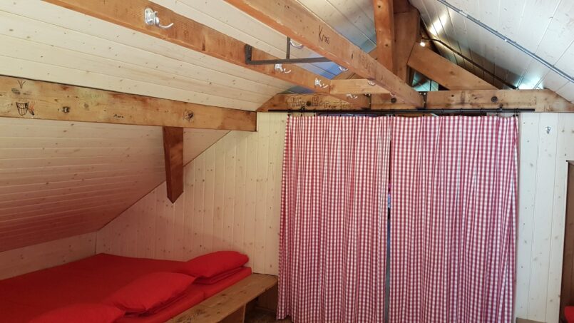 Rote und weiße Vorhänge im Gruppenhaus Waldhaus Ischlag in Menziken