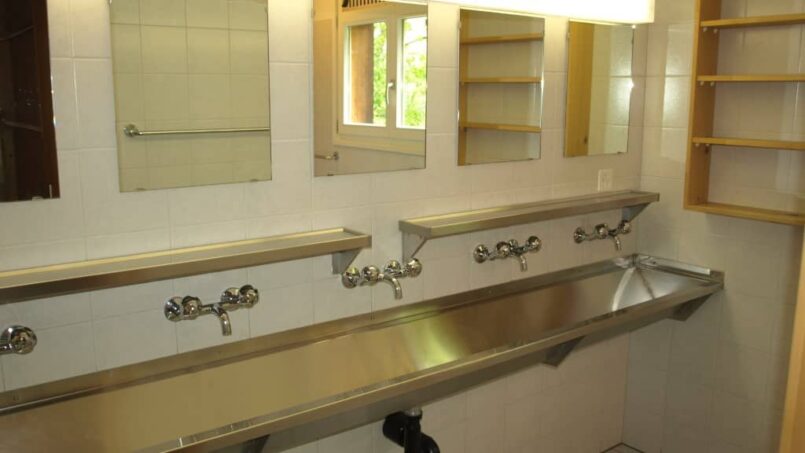 Gruppenunterkunft Ferienhaus Lunschania St. Martin - Badezimmer mit Waschbecken und Spiegeln
