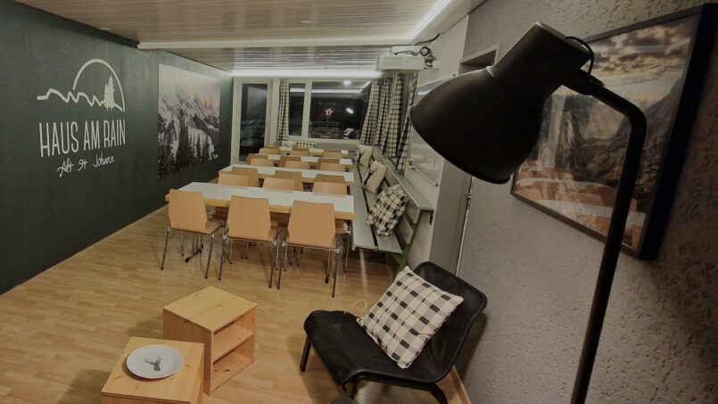 Gruppenunterkunft Haus am Rain Alt St. Johann mit gemütlichem Raum mit Tisch und Stühlen