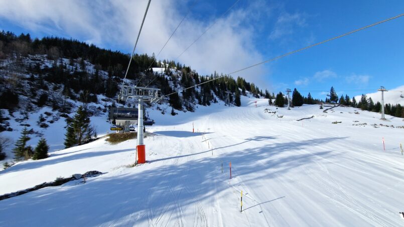 Ski-Lift am verschneiten Hang im Haus am Rain Alt St. Johann - Gruppenunterkunft in Alt St. Johann