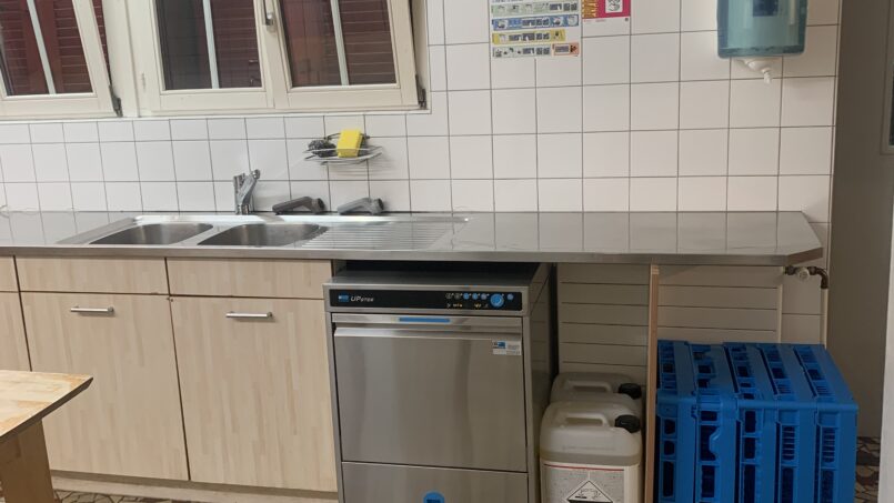 Gruppenhaus Pfadiheim Wallisellen Küche mit Spüle und Kühlschrank