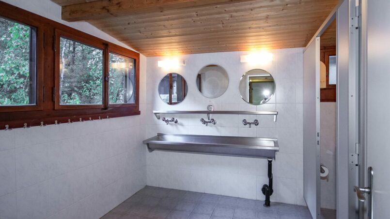 Zweifache Waschbecken im Badezimmer der Gruppenunterkunft Campo Enrico Pestalozzi in Arcegno