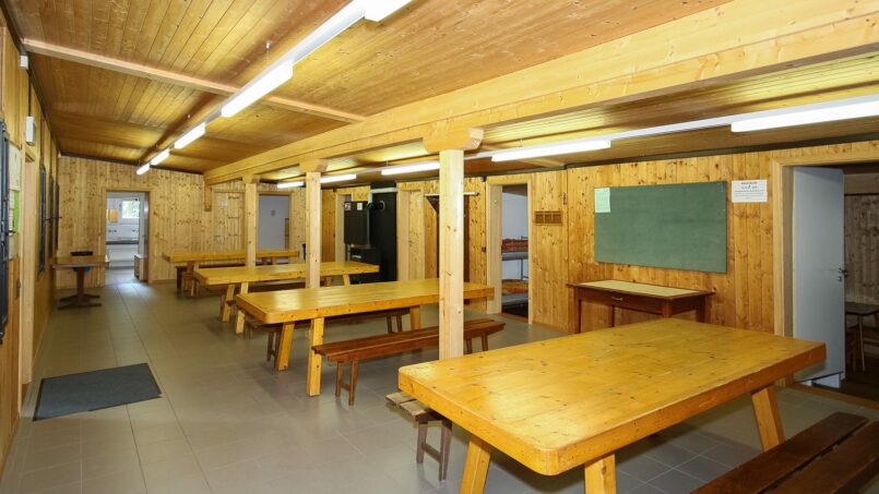Gruppenunterkunft Campo Enrico Pestalozzi Arcegno - Raum mit Holztischen und Bänken