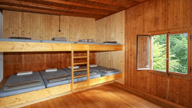 Gruppenunterkunft-Campo-Enrico-Pestalozzi-Arcegno-Stockbetten-Holzwände