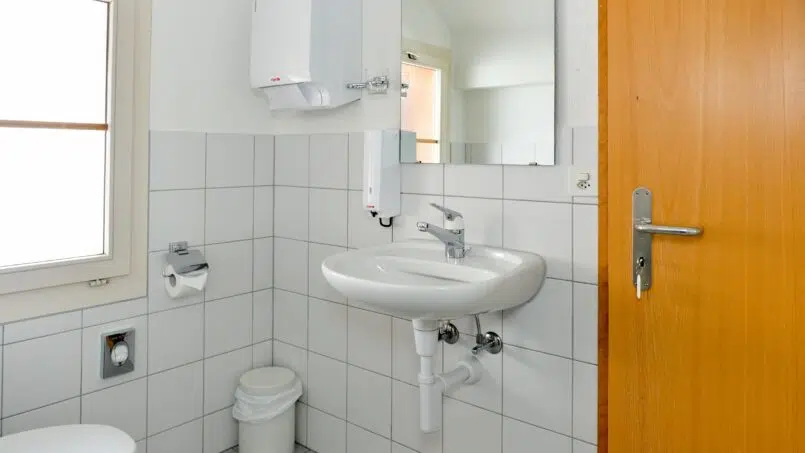 Gruppenhaus Sonnenrain Adelboden Badezimmer mit Toilette und Fenster