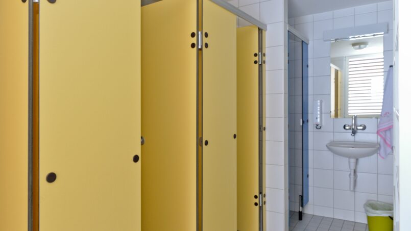 Gruppenhaus Sonnenrain Adelboden Badezimmer mit gelben Kabinen
