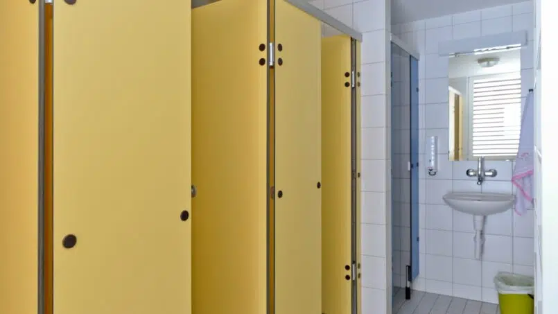 Gruppenhaus Sonnenrain Adelboden Badezimmer mit gelben Kabinen