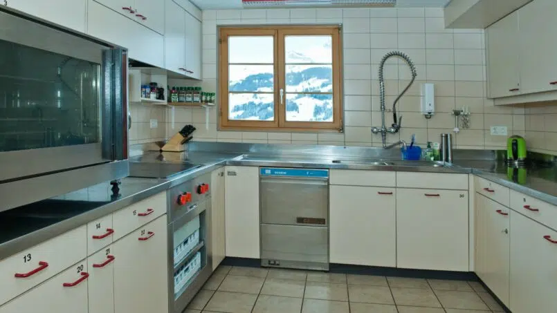 Gruppenhaus Sonnenrain Adelboden Küche mit Herd und Ofen