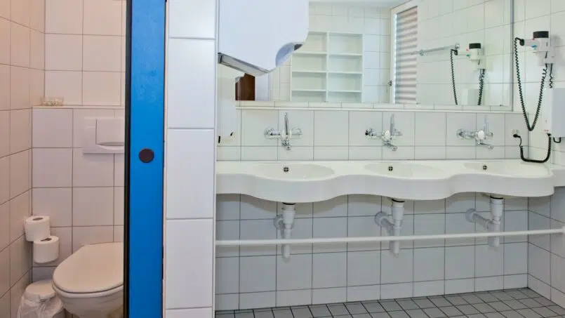 Gruppenhaus Sonnenrain Adelboden Badezimmer mit drei Waschbecken